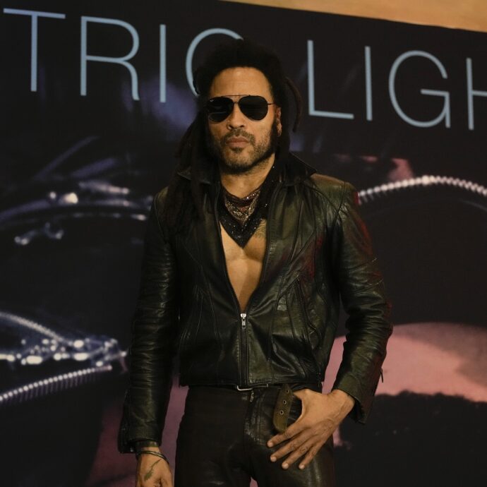 Lenny Kravitz: “Sono casto da nove anni, aspetto la persona giusta…”. E svela i segreti della sua forma fisica