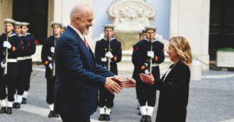 Copertina di Centri per migranti in Albania, Edi Rama: “I ritardi e i costi alti sono colpa dell’Italia”