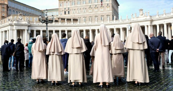 Copertina di “Abusi alle suore in tanti conventi: i silenzi del Papa”