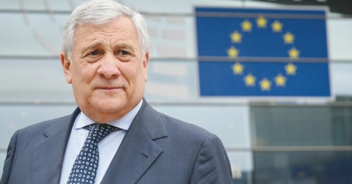 Europee, Antonio Tajani teme il flop delle preferenze e firma la lettera agli iscritti: “Scrivete il mio nome sulla scheda”