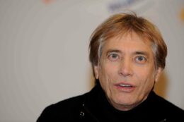 Copertina di Nino D’Angelo: “Sono stato un fenomeno di razzismo tra i più eclatanti, mi hanno insultato. Ero il ragazzo col caschetto emblema del terrone”