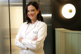 Copertina di Sos Acne, il programma che parla dei problemi della pelle (con gentilezza). La dottoressa Ines Mordente a FQ Magazine: “Ragazzi, non fatevi consigliare da chi vedete sui social”   