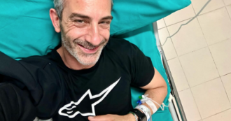Copertina di Matteo Viviani e la foto dal letto d’ospedale: “Febbre a 40.3, ho una brutta infezione alle tonsille. Tutto qua, non morirò”