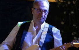 Copertina di Colpito da un infarto mentre suonava “Il tempo di morire”, un chitarrista salvato dai medici tra il pubblico