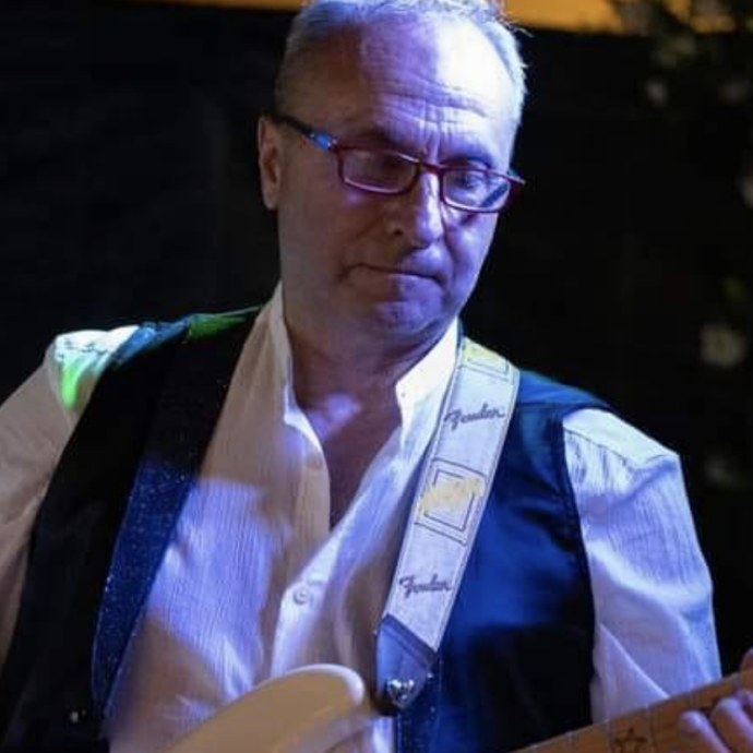 Colpito da un infarto mentre suonava “Il tempo di morire”, un chitarrista salvato dai medici tra il pubblico