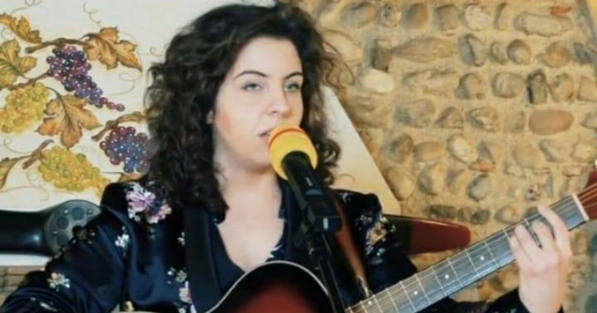 “Mia figlia aggredita mentre cantava ad un matrimonio”. La cantante Alessia Toffoli smentisce la versione del padre ed è giallo