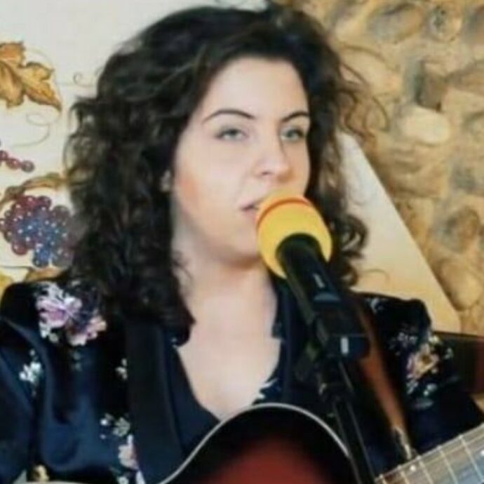 “Mia figlia aggredita mentre cantava ad un matrimonio”. La cantante Alessia Toffoli smentisce la versione del padre ed è giallo