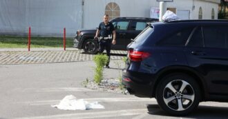 Copertina di Bimba di 2 anni muore dopo essere stata investita da auto nel parcheggio dell’asilo nido a Brescia