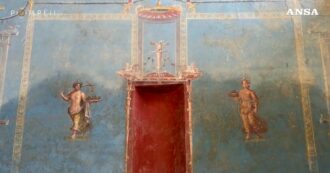 Copertina di Pompei, scavi su un nuovo ambiente nella Regio IX rivelano un sacrario con pareti blu – Video