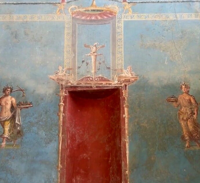 Pompei, scavi su un nuovo ambiente nella Regio IX rivelano un sacrario con pareti blu – Video