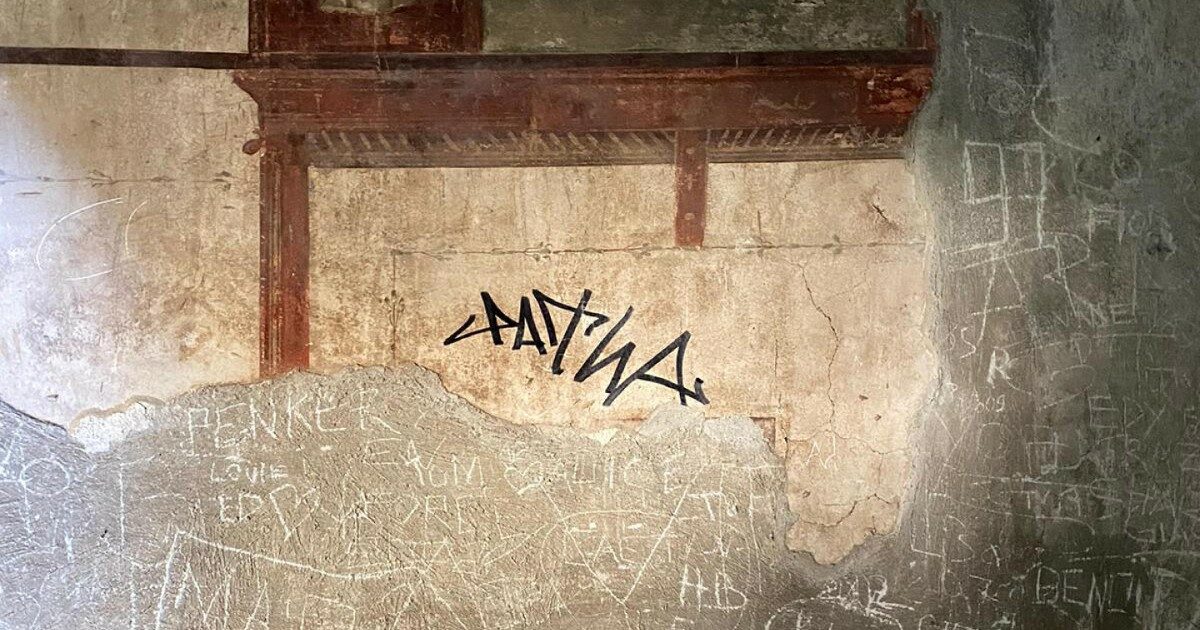 Sfregia la parete di una domus romana di Ercolano con un pennarello indelebile: turista olandese di 27 anni denunciato