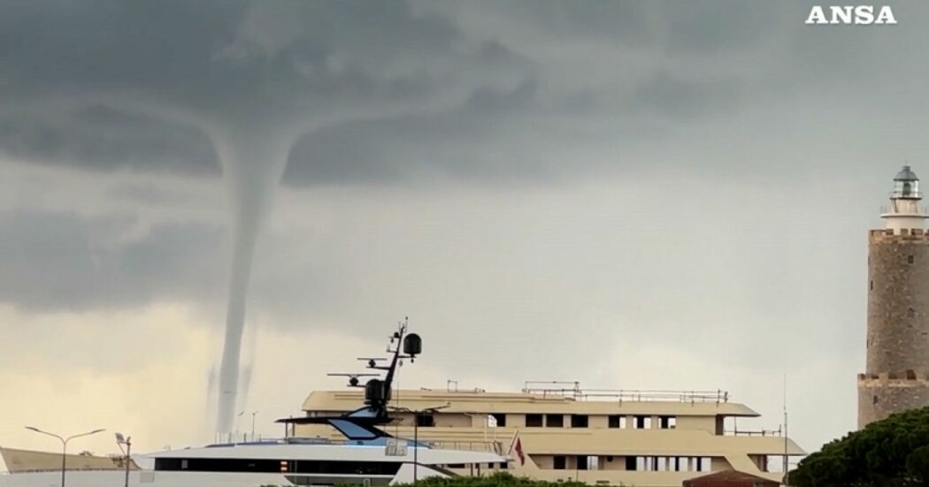 Maltempo a Livorno, tromba marina al largo della costa: la immagini dalla terraferma