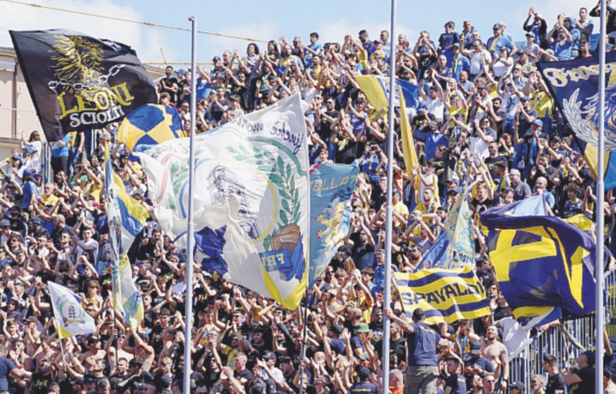 cosa non si fa per la salvezza il frosinone calcio in preghiera alla madonna della serie a da Ilfattoquotidiano.it cosa non si fa per la salvezza il frosinone calcio in preghiera alla madonna della serie a