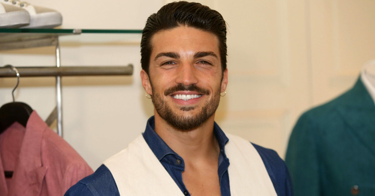 Mariano Di Vaio: “Mi hanno accoltellato, mi è successo di tutto mentre giravo nel mondo. Ho 17 punti sul collo e la testa, sono finito all’ospedale”