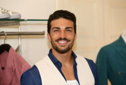 Copertina di Mariano Di Vaio: “Mi hanno accoltellato, mi è successo di tutto mentre giravo nel mondo. Ho 17 punti sul collo e la testa, sono finito all’ospedale”