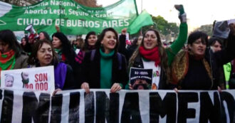 Copertina di Migliaia di donne in corteo a Buenos Aires: è la protesta contro la violenza di genere e le politiche di Milei – Video