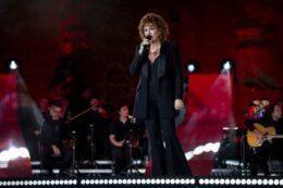 Copertina di Fiorella Mannoia festeggia 70 anni con due eventi e scherza con Claudio Baglioni: “Tra tutti e due facciamo gli anni delle Terme di Caracalla”