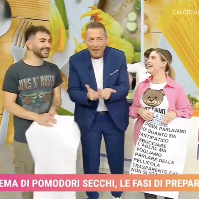 “Siete angeli custodi, ma se non ci date le domande non facciamo niente”. Alessandro Greco nel vortice di autori e “gobbisti” a Unomattina Estate