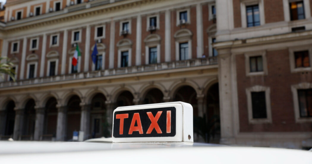 Taxi, mini-rivoluzione e proteste a Roma: mille licenze in più. Ma le tariffe aumentano e la corsa minima sarà 9 euro