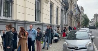 Copertina di Europee, caos al consolato italiano in Belgio. Le schede non ci sono, in centinaia in fila: ‘Qui da ore, c’è chi se ne è andato e non voterà’