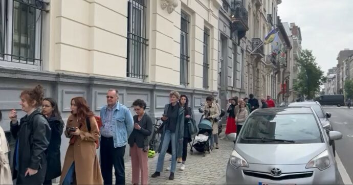 Copertina di Europee, caos al consolato italiano in Belgio. Le schede non ci sono, in centinaia in fila: “Qui da ore, c’è chi se ne è andato e non voterà”
