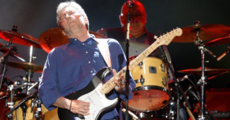 Copertina di Metti una notte Eric Clapton che suona sotto il cielo della Toscana con indosso un paltò cartazucchero: il racconto