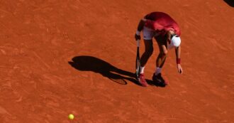 Copertina di Roland Garros, Djokovic annuncia il forfait per una lesione al menisco mediale del ginocchio destro e si ritira dal torneo: “Ho dato tutto”