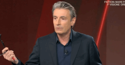 Copertina di “Milo Infante lascia la Rai e passa a Mediaset”: sul piatto del Biscione una prima serata e un ruolo dirigenziale. Viale Mazzini: “Faremo di tutto per trattenerlo”