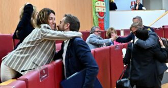 Copertina di Il mondo alla rovescia di Toti: la destra lo salva dalla sfiducia