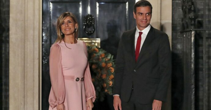 Spagna, la moglie del premier Sànchez convocata a testimoniare come indagata. I popolari all’attacco: “Corruzione al governo”