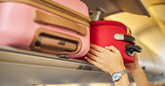 Copertina di Viaggiare in aereo solo con il bagaglio a mano? Ecco la tecnica “KonMari” per ottimizzare la valigia