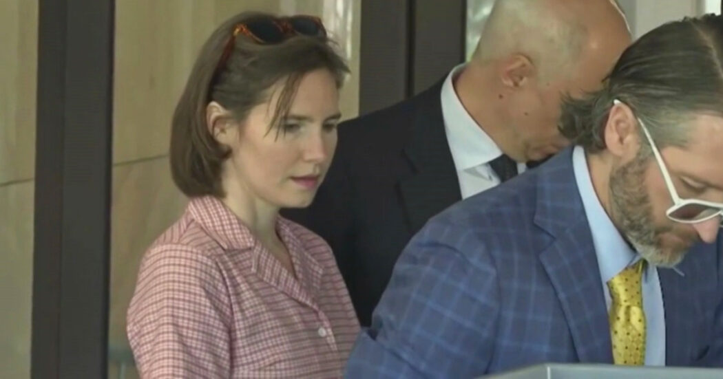 Amanda Knox arriva in Tribunale a Firenze: l’udienza per calunnia nei confronti di Patrick Lumumba – Video