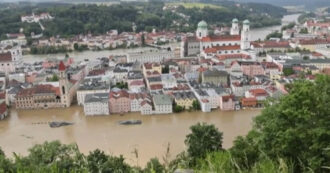 Copertina di La città bavarese di Passau è completamente sommersa: migliaia di persone lasciano le case allagate dal Danubio