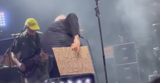 Copertina di Matt Berninger dei The National a Roma attacca a muso duro la premier con il cartello “F**k Meloni” e chiede la fine del conflitto a Gaza