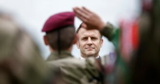 Copertina di Macron alle celebrazioni del D-Day evoca l’escalation militare: “I pericoli aumentano, ma siamo pronti agli stessi sacrifici”