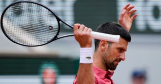 Copertina di Djokovic ha deciso di operarsi al ginocchio: addio Wimbledon, nel mirino le Olimpiadi di Parigi