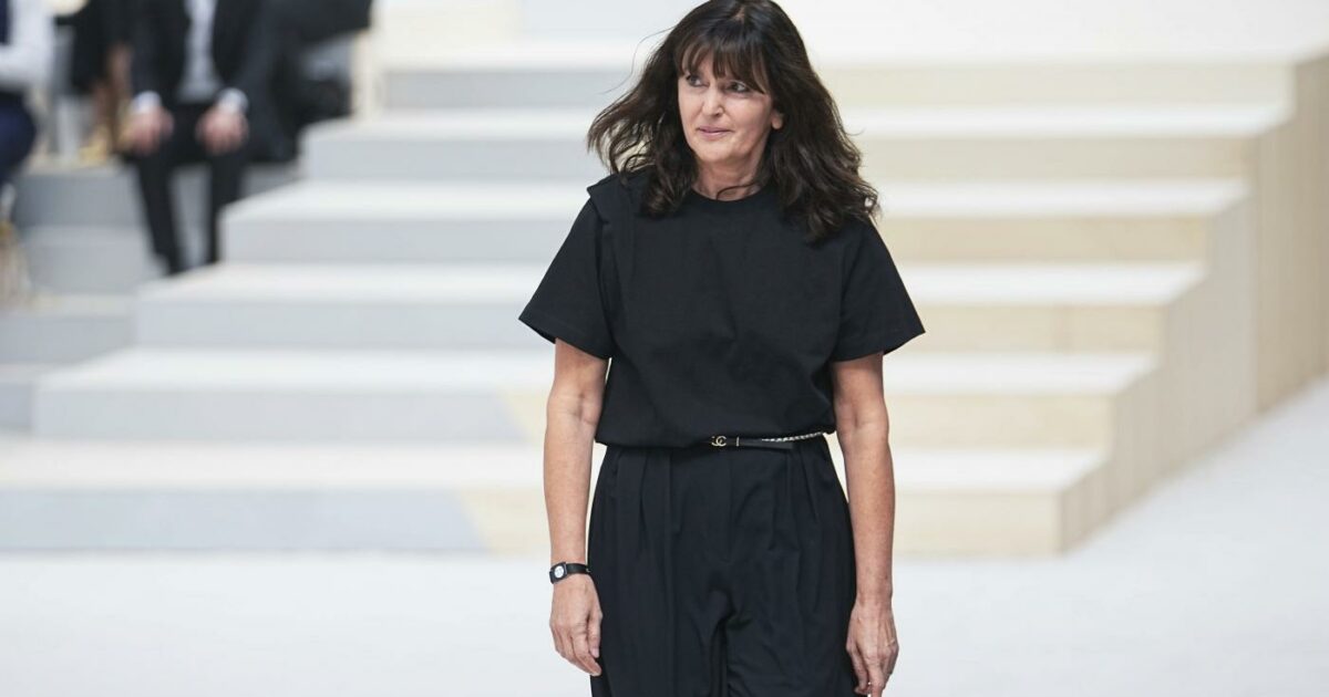 Virginie Viard fuori da Chanel: la stilista lascia la direzione creativa, è la fine di un’era. Chi prenderà il suo posto?