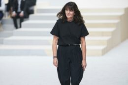 Copertina di Virginie Viard fuori da Chanel: la stilista lascia la direzione creativa, è la fine di un’era. Chi prenderà il suo posto?