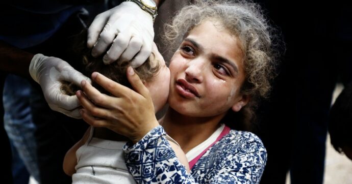 Copertina di Gaza, altra strage di Israele in una scuola Onu: almeno 37 morti, 23 sono donne e bambini “Hamas ha rifiutato l’accordo per la tregua”
