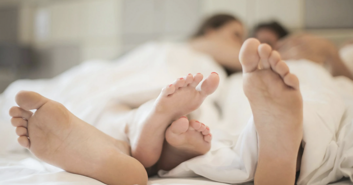 “Amore sto per partorire”: prova a svegliare il compagno che le dorme accanto ma scopre che è morto. La diagnosi sbagliata che ha portato alla tragedia