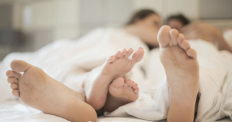 Copertina di “Amore sto per partorire”: prova a svegliare il compagno che le dorme accanto ma scopre che è morto. La diagnosi sbagliata che ha portato alla tragedia