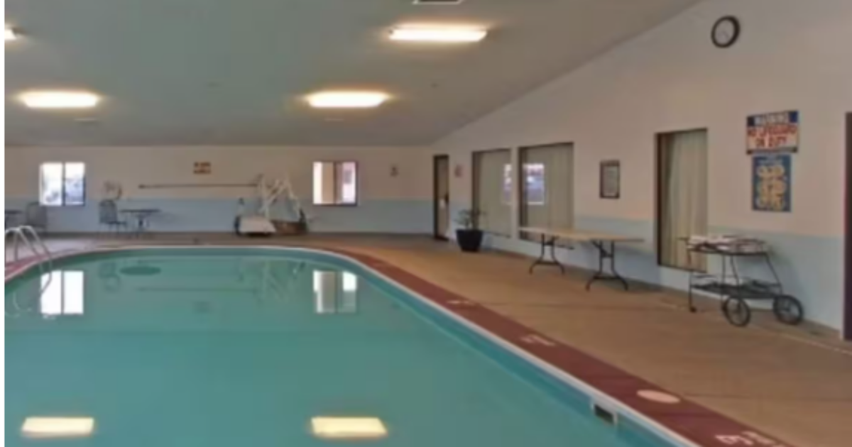 Bimba di 9 anni cade nella piscina dell’hotel e rischia di annegare: la sorella si tuffa e le salva la vita, ma muore poco dopo