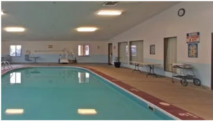 Copertina di Bimba di 9 anni cade nella piscina dell’hotel e rischia di annegare: la sorella si tuffa e le salva la vita, ma muore poco dopo