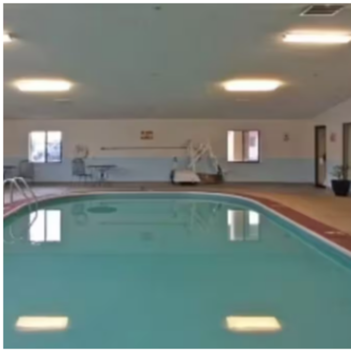 Bimba di 9 anni cade nella piscina dell’hotel e rischia di annegare: la sorella si tuffa e le salva la vita, ma muore poco dopo