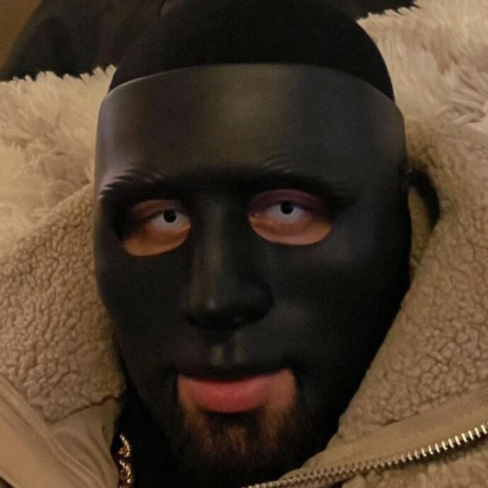 Il rapper mascherato C.Gambino è stato ammazzato in una sparatoria nel garage di casa sua. Aveva collaborato con Baby Gang