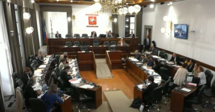 Il caso del consigliere toscano del Pd: imputato nel processo politica-concerie e propone la mozione per chiedere più aiuti al settore