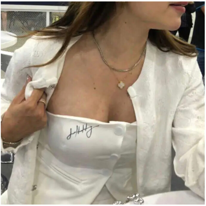Autografa il seno di una spettatrice ed è subito polemica. Non è una rockstar, ma uno dei 18 uomini più ricchi del mondo