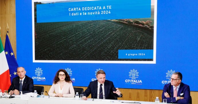Social card, Lollobrigida ammette che sugli sconti è buio fitto. Mezza gaffe sui beneficiari: “Hanno potere di ragionamento come gli altri”