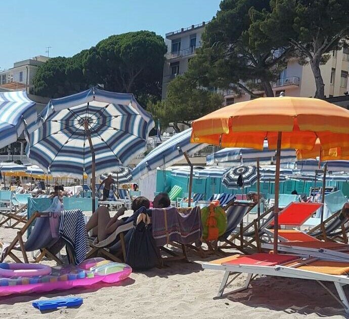 Quanto costa un ombrellone con due lettini in spiaggia? La classifica di Altroconsumo: Senigallia la località più conveniente