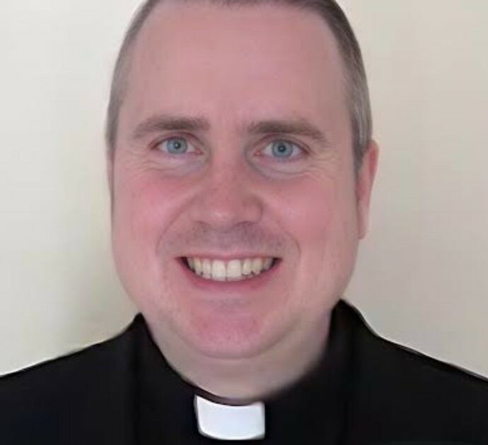 “Il figlio di Dio è morto con un’erezione”: fedeli inorriditi durante la Messa di Pasqua. Il prete si giustifica così